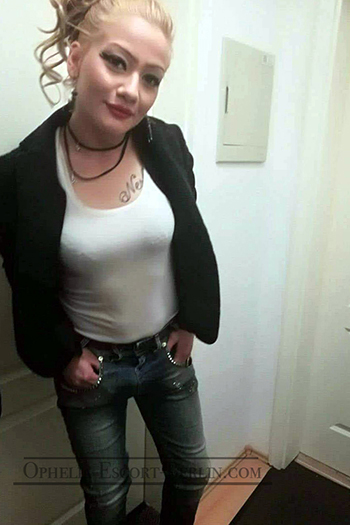 Meri junge Escort Nutte wartet auf Privat Treff für Sex in Berlin