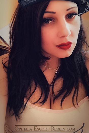 Berliner Escort Hure Leksi sucht günstige Sex Erotik Bekanntschaften Berliner Escort Hure Leksi sucht günstige Sex Erotik Bekanntschaften