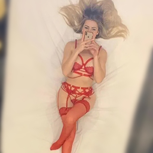 Blondes Escort Kalinda im Kostüm besucht Hotel in Berlin