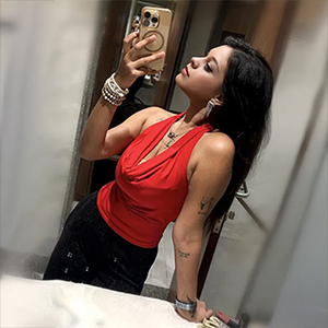 Bei ihren Treffen in Berlin spielt Escort Girl Lenny gerne mit einem Dildo an sich herum